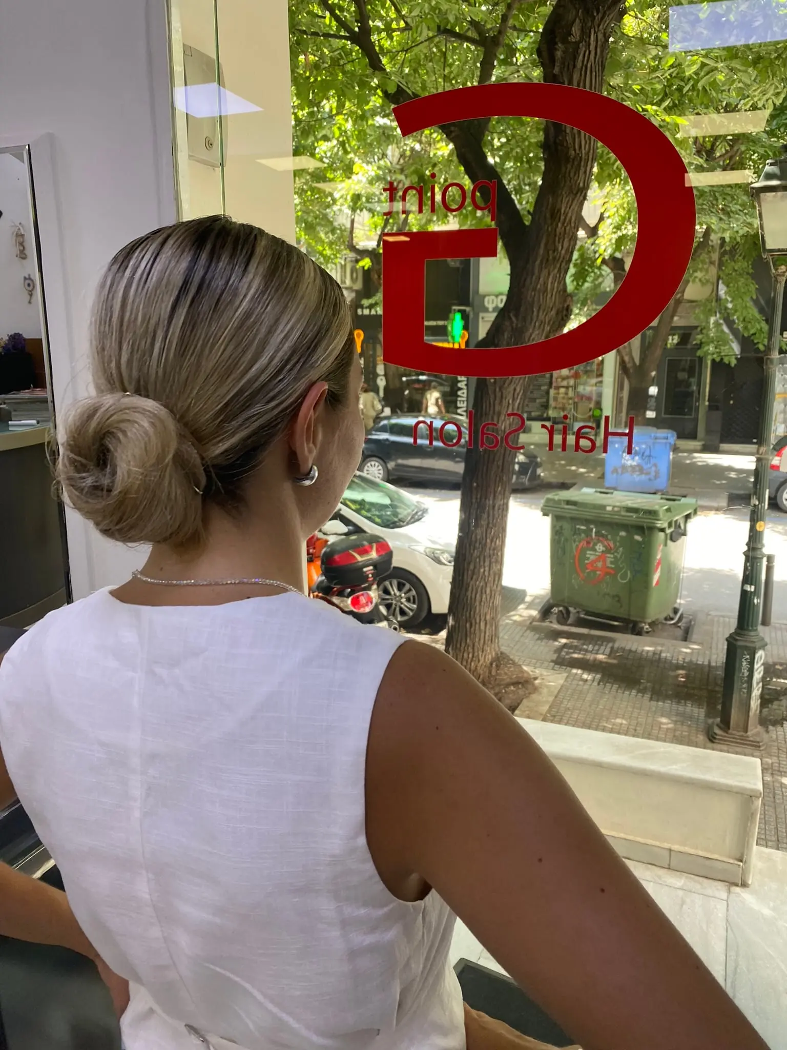 Ξανθό χτένισμα με χαμηλό κότσο