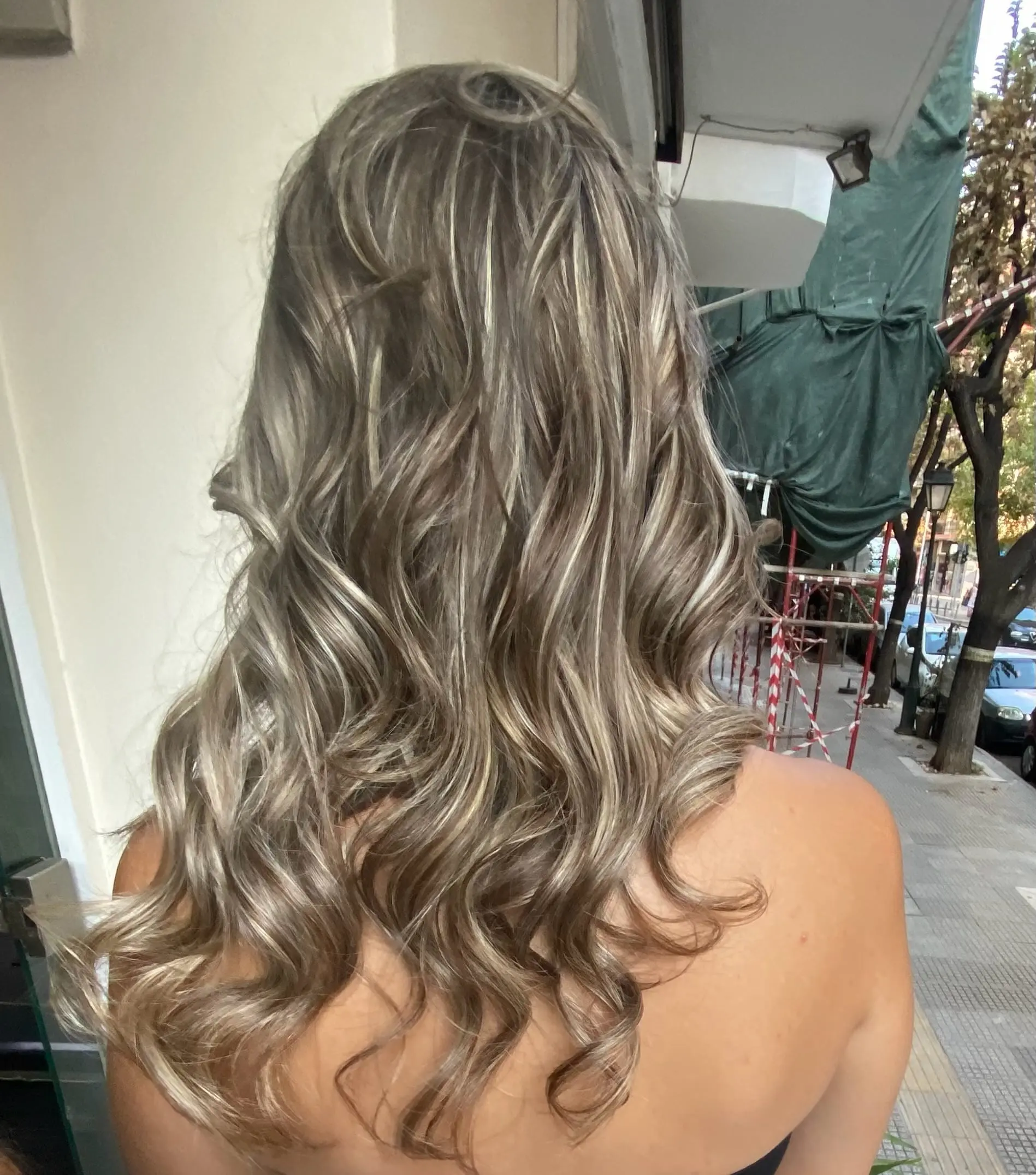 Ασημί balayage με απαλούς κυματισμούς